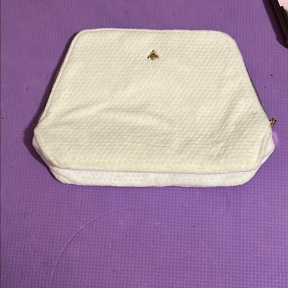 ⚠️3 for $25 
Elegant Guerlain White Textured Women's Pouch
